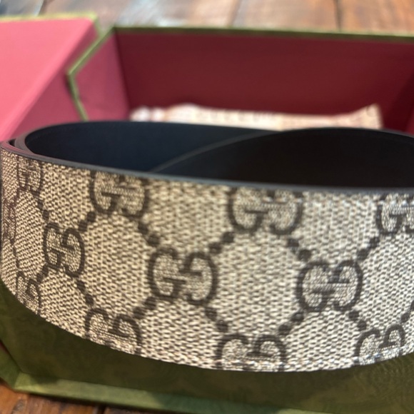 Gucci belt. Worn once. Size 100. Logo belt with black detail. - Picture 4 of 6